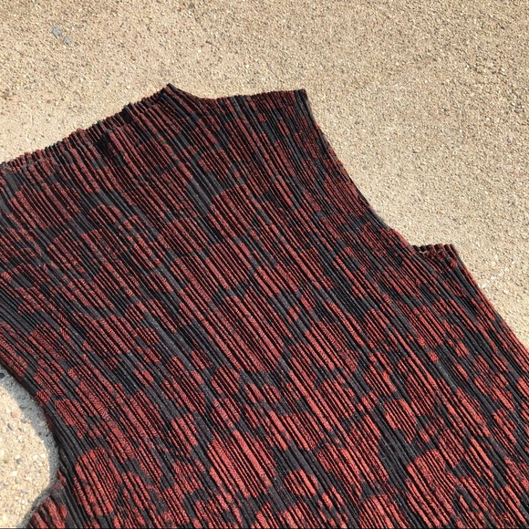Issey miyake black red floral pleated sleeveless - Picture 2 of 3